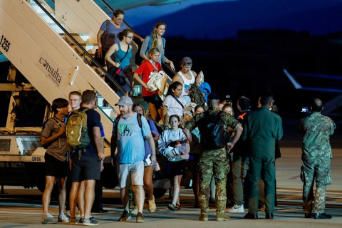 Chuyến bay di tản công dân châu Âu từ Niger hạ cánh ở Rome, Ý, ngày 2-8 - Ảnh: REUTERS Chuyến bay di tản công dân châu Âu từ Niger hạ cánh ở Rome, Ý, ngày 2-8 - Ảnh: REUTERS