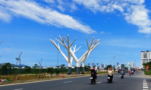 Dự án 85 tỉ tạo cảnh quan đường Võ Nguyên Giáp làm xong chưa được nhận - Ảnh 1. Công trình kiến trúc "điểm nhấn" thuộc dự án cảnh quan đường Võ Nguyên Giáp, gần đầu cầu Quán Trường, TP Nha Trang - Ảnh: PHAN SÔNG NGÂN