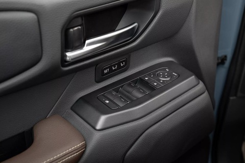 Ảnh thực tế và một số thông tin thêm về Toyota Land Cruiser Prado mới - Ảnh 10. Ảnh thực tế và một số thông tin thêm về Toyota Land Cruiser Prado mới - Ảnh 10.
