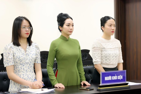 Bà Đoàn Thúy Phương (giữa) cũng các đại diện Vietart nghe hội đồng xét xử sơ thẩm tuyên án chiều 2-8 - Ảnh: HÒA NGUYỄN Bà Đoàn Thúy Phương (giữa) cùng các đại diện Vietart nghe hội đồng xét xử sơ thẩm tuyên án chiều 2-8 - Ảnh: HÒA NGUYỄN
