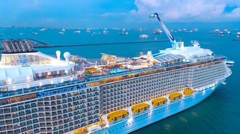 Siêu tàu biển đưa 4.600 khách đến Nha Trang - Ảnh 1. Tàu biển Spectrum of the Seas là con tàu lớn nhất đang vận hành ở châu Á - Ảnh: Saigontourist