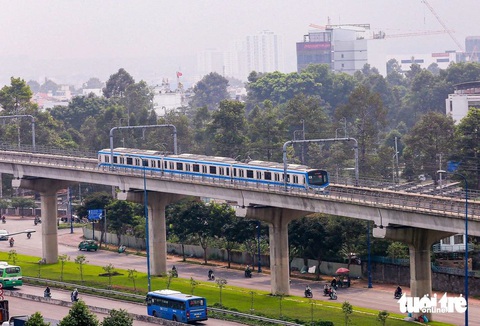 Phó Thủ tướng sắp làm việc JICA, TP.HCM kiến gỡ khó metro số 1 - Ảnh 1. Metro số 1 chạy thử đoạn trên cao - Ảnh: CHÂU TUẤN