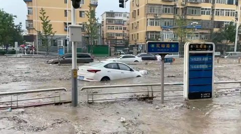 Giờ đừng nói là nóng, đã đến lúc nhiệt độ sôi - Ảnh 2. Phố sá ở Bắc Kinh ngập nặng ngày 31-7 sau trận bão Doksuri - Ảnh: REUTERS