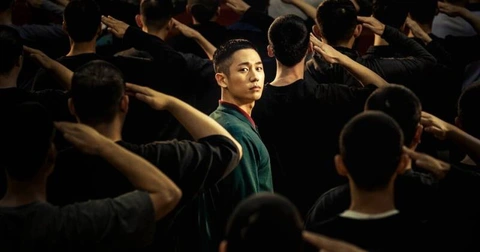 ‘Truy bắt lính đào ngũ 2’ của Jung Hae In tăng bạo lực và đen tối - Ảnh 1. Jung Hae In diễn xuất ấn tượng trong phần 2 của Truy bắt lính đào ngũ - Ảnh: Netflix
