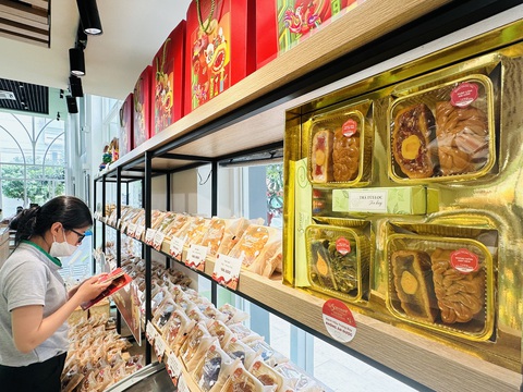 Rục rịch thị trường bánh trung thu - Ảnh 1. Nhiều loại bánh trung thu đã được bày bán sớm trên thị trường để phục vụ dịp Tết Trung thu năm nay - Ảnh: THẢO THƯƠNG