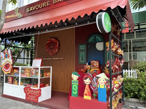 Rục rịch thị trường bánh trung thu - Ảnh 2. Có mặt sớm trên thị trường nhưng quầy hàng bánh trung thu trên đường Trần Nhật Duật dù trang trí bắt mắt vẫn chưa hút khách đến mua - Ảnh: THẢO THƯƠNG