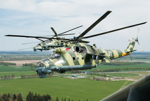Ba Lan tăng lính, báo NATO vì trực thăng Belarus - Ảnh 1. Trực thăng tấn công Mi-24 do Nga sản xuất trong quân đội Belarus - Ảnh: Airliners.net