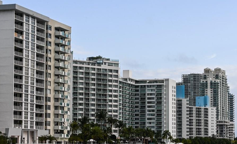 Đầu tư cho xây dựng tại Mỹ bùng nổ trở lại? - Ảnh 1. Các tòa chung cư tại Miami Beach, Florida, Mỹ - Ảnh: AFP/TTXVN