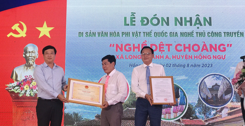 Nghề dệt choàng trăm tuổi Hồng Ngự đón nhận di sản cấp quốc gia - Ảnh 1. Bí thư Tỉnh ủy Đồng Tháp Lê Quốc Phong (bìa trái) trao quyết định và chứng nhận của Bộ Văn hóa - Thể thao và Du lịch công nhận Nghề dệt choàng là di sản văn hóa quốc gia cho lãnh đạo UBND huyện Hồng Ngự - Ảnh: ĐẶNG TUYẾT