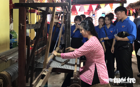 Nghề dệt choàng trăm tuổi Hồng Ngự đón nhận di sản cấp quốc gia - Ảnh 2. Nghề dệt khăn rằn xã Long Khánh A có từ lâu đời với cách dệt thủ công truyền thống đặc sắc - Ảnh: ĐẶNG TUYẾT