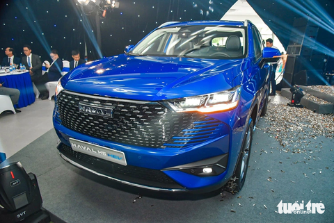 Haval H6 ra mắt thị trường Việt Nam với giá 1,096 tỉ, nhiều công nghệ đối thủ không có - Ảnh 2. Khách hàng mua xe đợt đầu được giảm 30 triệu đồng. Tuy vậy, giá sau giảm vẫn khá cao so với các đối thủ cùng phân khúc SUV/Crossover cỡ C như Mazda CX-5 (749-869 triệu đồng), Hyundai Tucson (845 triệu đồng - 1,055 tỉ đồng) hay Kia Sportage (859 triệu đồng - 1,029 tỉ đồng) - Ảnh: LÊ HOÀNG