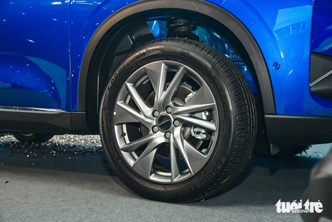 Haval H6 ra mắt thị trường Việt Nam với giá 1,096 tỉ, nhiều công nghệ đối thủ không có - Ảnh 5. Haval H6 HEV sở hữu kích thước 4.683 x 1.886 x 1.730 (mm), chiều dài cơ sở 2.738mm. Lưới tản nhiệt hình sao rơi, nối liền và mở rộng về hai phía. Phần đầu xe được bố trí cụm đèn pha LED kiểu ma trận. Phía sau là cụm đèn hậu LED hiệu ứng 3D nối liền hai bên. Bộ mâm 5 chấu kép, kích thước 19 inch - Ảnh: LÊ HOÀNG