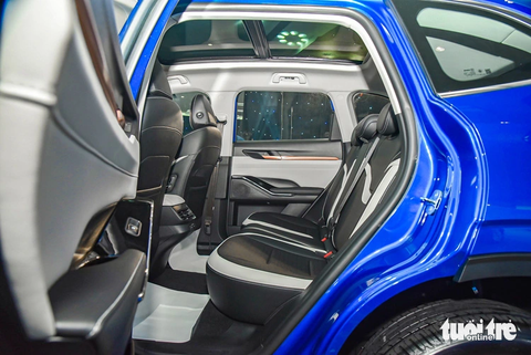 Haval H6 ra mắt thị trường Việt Nam với giá 1,096 tỉ, nhiều công nghệ đối thủ không có - Ảnh 8. Nội thất có nhiều trang bị hiện đại như bảng đồng hồ điện tử 10,25 inch sau vô lăng, màn hình cảm ứng trung tâm 12,3 inch, HUD, đèn viền nội thất, điều hòa tự động 2 vùng, núm xoay chuyển số, phanh tay điện tử, ghế lái chỉnh điện 6 hướng, sạc không dây và cửa sổ trời lớn. Hệ thống âm thanh 8 loa kết hợp loa Treble Woofer - Ảnh: LÊ HOÀNG