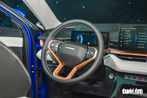 Haval H6 ra mắt thị trường Việt Nam với giá 1,096 tỉ, nhiều công nghệ đối thủ không có - Ảnh 9. Xe sử dụng động cơ hybrid với máy xăng 1.5L kết hợp mô-tơ điện, cho tổng công suất 243 mã lực, mô-men xoắn 530 Nm. Theo hãng công bố, xe có tiêu thụ xăng trung bình 5,2 lít/100km. Hiện tại, Haval H6 HEV là mẫu xe hybrid duy nhất trong phân khúc. Nhưng sắp tới Honda CR-V thế hệ mới hứa hẹn cũng có tùy chọn này khi ra mắt ở Việt Nam cuối năm nay - Ảnh: LÊ HOÀNG