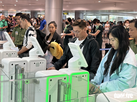Khách Việt có làn riêng, làm thủ tục nhập cảnh tự động ở Tân Sơn Nhất - Ảnh 1. Hành khách làm thủ tục nhập cảnh tự động tại sân bay Tân Sơn Nhất. Hệ thống này lần đầu tiên được triển khai tại sân bay ở Việt Nam - Ảnh: CÔNG TRUNG