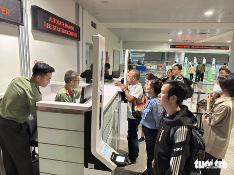 Khách Việt có làn riêng, làm thủ tục nhập cảnh tự động ở Tân Sơn Nhất - Ảnh 2. Công an cửa khẩu Tân Sơn Nhất tổ chức 2 quầy đăng ký thủ công để những hành khách chưa có hộ chiếu điện tử gắn chip muốn sử dụng scan passport