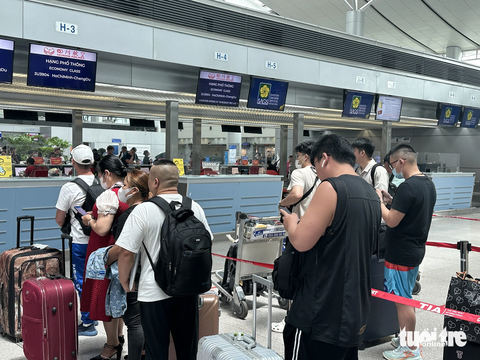Khách Việt có làn riêng, làm thủ tục nhập cảnh tự động ở Tân Sơn Nhất - Ảnh 8. Hành khách làm thủ tục chuyến bay chuẩn bị xuất cảnh ngày 2-8