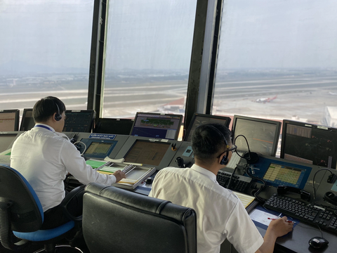 Hạn chế tình trạng bay chờ tại khu vực sân bay khi thời tiết bất lợi - Ảnh 1. Cục Hàng không yêu cầu các hãng tăng cường trao đổi với không lưu để cân nhắc việc khởi hành tới sân bay đến khi thời tiết bất lợi, nhằm hạn chế bay chờ - Ảnh: THÙY DUNG