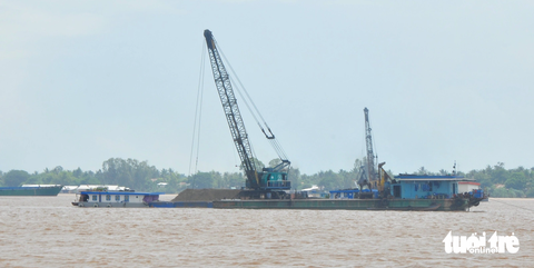 Đồng Tháp quyết định công nhận kết quả đấu giá hai mỏ cát sông - Ảnh 1. Khai thác cát trên sông Tiền, Đồng Tháp - Ảnh: TỐNG DOANH