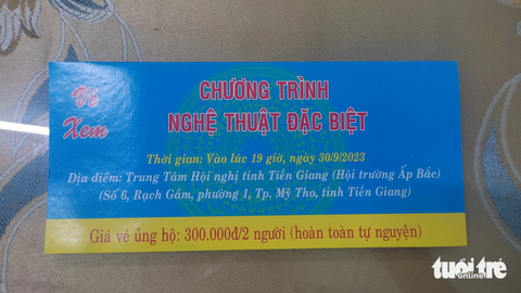 Mạo danh cán bộ xã bán vé xem chương trình biểu diễn nghệ thuật - Ảnh 1. Vé xem chương trình biểu diễn nghệ thuật được người đàn ông mạo danh bán cho người dân - Ảnh: H.T