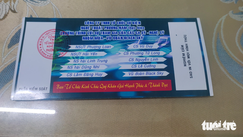 Mạo danh cán bộ xã bán vé xem chương trình biểu diễn nghệ thuật - Ảnh 3. Vé xem chương trình biểu diễn nghệ thuật được người đàn ông bán cho người dân - Ảnh: H.T