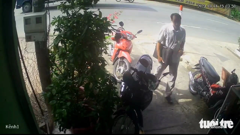 Mạo danh cán bộ xã bán vé xem chương trình biểu diễn nghệ thuật - Ảnh 2. Người đàn ông tự xưng là cán bộ xã Tân Mỹ Chánh đến cửa hàng của hộ kinh doanh để bán vé xem chương trình biểu diễn nghệ thuật - Ảnh cắt từ camera