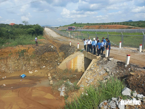Chuyên gia đến khảo sát điểm ngập cao tốc Phan Thiết - Dầu Giây - Ảnh 1. Đoàn chuyên gia phối hợp kiểm tra tại cống nước đường gom dân sinh và tuyến chính tại khu vực xảy ra ngập cao tốc Phan Thiết - Dầu Giây - Ảnh: ĐỨC TRONG