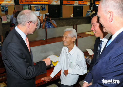 Ông Dương Văn Ngộ nói chuyện với ngài chủ tịch EU Herman Van Rompuy tại bưu điện TP.HCM sáng 2-11-2012 - Ảnh:T.T.D. Người viết thư thuê Dương Văn Ngộ nói chuyện với Chủ tịch EU Herman Van Rompuy tại Bưu điện TP.HCM sáng 2-11-2012 - Ảnh: T.T.D.