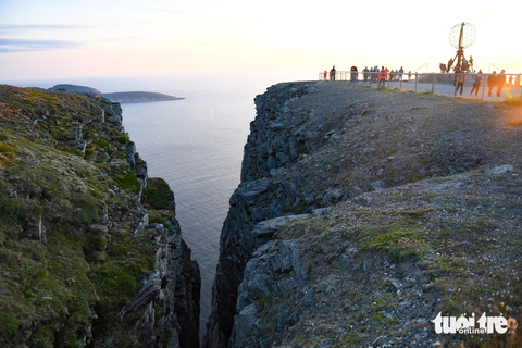 Ngắm mặt trời lúc nửa đêm ở cực Bắc Na Uy - Ảnh 5. North Cape thuộc vùng Finnmark, phía bắc Na Uy, nằm trên một vách đá cao khoảng 307 mét bên biển Barents - Ảnh: NAM TRẦN