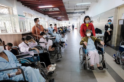 Khu vực khám bệnh tại Bệnh viện Bạch Mai, Hà Nội - Ảnh: NAM TRẦN Khu vực khám bệnh tại Bệnh viện Bạch Mai, Hà Nội - Ảnh: NAM TRẦN