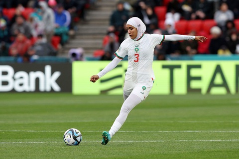 Benzina là cầu thủ đầu tiên mang khăn trùm đầu hijab đến World Cup - Ảnh: REUTERS Benzina là cầu thủ đầu tiên mang khăn trùm đầu hijab đến World Cup nữ- Ảnh: REUTERS