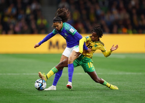 Bảng F World Cup nữ 2023: Brazil, Panama về nước sớm - Ảnh 1. Tuyển Brazil (trái) bị Jamaica ngáng chân ở bảng F World Cup nữ 2023 - Ảnh: REUTERS