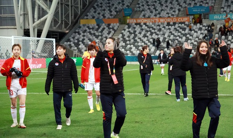 Các tuyển thủ nữ Việt Nam chia tay World Cup trong tình cảm của các kiều bào ở New Zealand - Ảnh: TRUNG NGHĨA Các tuyển thủ nữ Việt Nam chia tay World Cup trong tình cảm của các kiều bào ở New Zealand - Ảnh: TRUNG NGHĨA