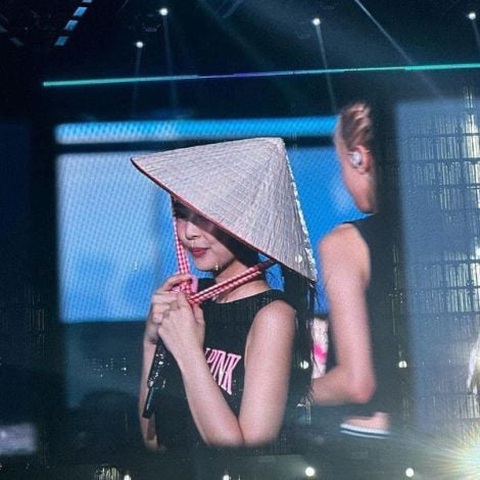 Jennie lộ chiều cao thật trong loạt ảnh chụp tại concert Blackpink Hà Nội - Ảnh 2. Ở bức ảnh chụp cận này, có thể thấy rõ Jennie thấp hơn nhiều so với Rosé