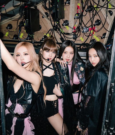 Jennie lộ chiều cao thật trong loạt ảnh chụp tại concert Blackpink Hà Nội - Ảnh 5. Ở loạt hình ảnh trước đó, rất khó nhận ra chiều cao khác biệt của Jennie với các thành viên