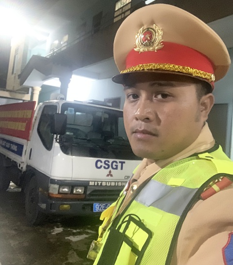 Chiến sĩ cảnh sát giao thông chia sẻ chuyện đang tuần tra dừng lại thắp nén nhang cho liệt sĩ - Ảnh 3. Đại úy A Lăng Mạnh Hùng - Ảnh: NVCC