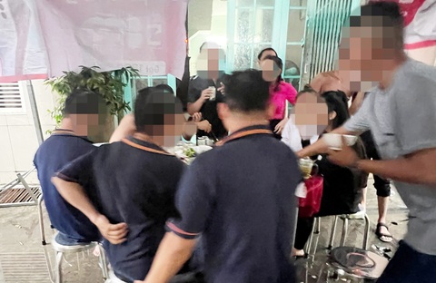Nhiều người Việt ý thức lịch sự, không làm ảnh hưởng người khác, nhưng không ít người cứ tụ họp lại là lớn giọng ồn ào, bất kể người xung quanh khó chịu - Ảnh: YẾN TRINH Nhiều người Việt ý thức lịch sự, không làm ảnh hưởng người khác, nhưng không ít người cứ tụ họp lại là lớn giọng ồn ào, bất kể người xung quanh khó chịu - Ảnh: YẾN TRINH