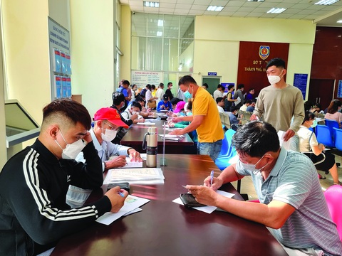 Mặc dù cổng dịch vụ công trực tuyến của TP.HCM có nhận hồ sơ làm lý lịch tư pháp nhưng vẫn đông người đến nộp hồ sơ trực tiếp làm thủ tục này tại Sở Tư pháp. Ảnh: ÁI NHÂN Mặc dù cổng dịch vụ công trực tuyến của TP.HCM có nhận hồ sơ làm lý lịch tư pháp nhưng vẫn đông người đến nộp hồ sơ trực tiếp làm thủ tục này tại Sở Tư pháp - Ảnh: ÁI NHÂN