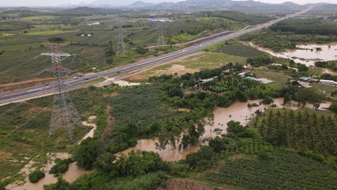 Ngập cao tốc Dầu Giây - Phan Thiết: Sớm xác định nguyên nhân, xử lý trách nhiệm - Ảnh 1. Khu vực xảy ra ngập cục bộ ở cao tốc Dầu Giây - Phan Thiết - Ảnh: ĐỨC TRONG