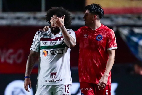 Marcelo bật khóc sau khi khiến đối thủ gãy chân kinh hoàng - Ảnh 1. Marcelo (trái) bật khóc sau pha phạm lỗi gây sốc - Ảnh: TYC Sports
