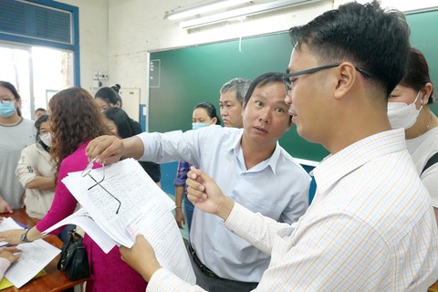 Giáo viên Trường THPT Trần Khai Nguyên (quận 5, TP.HCM) tư vấn chọn tổ hợp môn cho phụ huynh có con vào lớp 10 trường này - Ảnh: NHƯ HÙNG Giáo viên Trường THPT Trần Khai Nguyên (quận 5, TP.HCM) tư vấn chọn tổ hợp môn cho phụ huynh có con vào lớp 10 trường này - Ảnh: NHƯ HÙNG