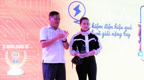 Điện lực miền Nam: Hơn 66.000 khách hàng tham gia cuộc thi tiết kiệm điện - Ảnh 1. Ông Lê Anh Tuấn, giám đốc Sở Công Thương Tây Ninh, trao giải nhất cho đại diện hộ gia đình ông Nguyễn Văn Hồng - Ảnh: Công ty cung cấp