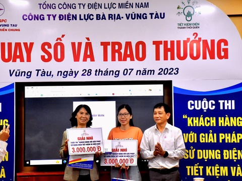 Điện lực miền Nam: Hơn 66.000 khách hàng tham gia cuộc thi tiết kiệm điện - Ảnh 2. Ông Trần Thanh Hải, phó giám đốc Công ty Điện lực Bà Rịa-Vũng Tàu, trao giải nhì cho các khách hàng - Ảnh: Công ty cung cấp