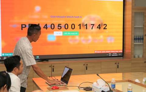 Điện lực miền Nam: Hơn 66.000 khách hàng tham gia cuộc thi tiết kiệm điện - Ảnh 3. Khách hàng tham gia quay số trúng giải tại Công ty Điện lực Cà Mau - Ảnh: Công ty cung cấp.