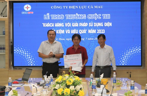 Điện lực miền Nam: Hơn 66.000 khách hàng tham gia cuộc thi tiết kiệm điện - Ảnh 4. Đại diện chính quyền địa phương và Công ty Điện lực Cà Mau trao giải nhì cho khách hàng - Ảnh: Công ty cung cấp