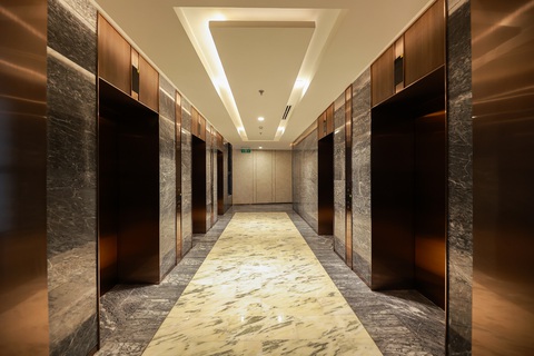 Thị trường đón nguồn cung căn hộ mới từ 7 dự án của Masterise Homes - Ảnh 5. Sảnh thang máy Lumière Riverside kết hợp giữa màu sắc đá marble nhập khẩu nguyên tấm từ Bồ Đào Nha và ánh vàng đồng tạo không gian sang trọng.