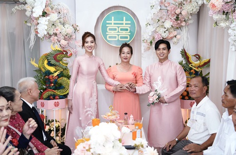Hồ Quang Hiếu 'chèo ghe' đi hỏi cưới Tuệ Như - Ảnh 2. Hồ Quang Hiếu 'chèo ghe' đi hỏi cưới Tuệ Như - Ảnh 2.