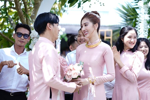 Hồ Quang Hiếu 'chèo ghe' đi hỏi cưới Tuệ Như - Ảnh 3. Hồ Quang Hiếu 'chèo ghe' đi hỏi cưới Tuệ Như - Ảnh 3.