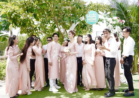 Hồ Quang Hiếu 'chèo ghe' đi hỏi cưới Tuệ Như - Ảnh 4. Cô dâu, chú rể diện áo dài cùng tông hồng được thiết kế riêng.