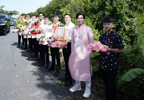 Hồ Quang Hiếu 'chèo ghe' đi hỏi cưới Tuệ Như - Ảnh 1. Hồ Quang Hiếu mặc áo dài truyền thống màu hồng, dẫn đầu đoàn bê tráp đi hỏi cưới Tuệ Như